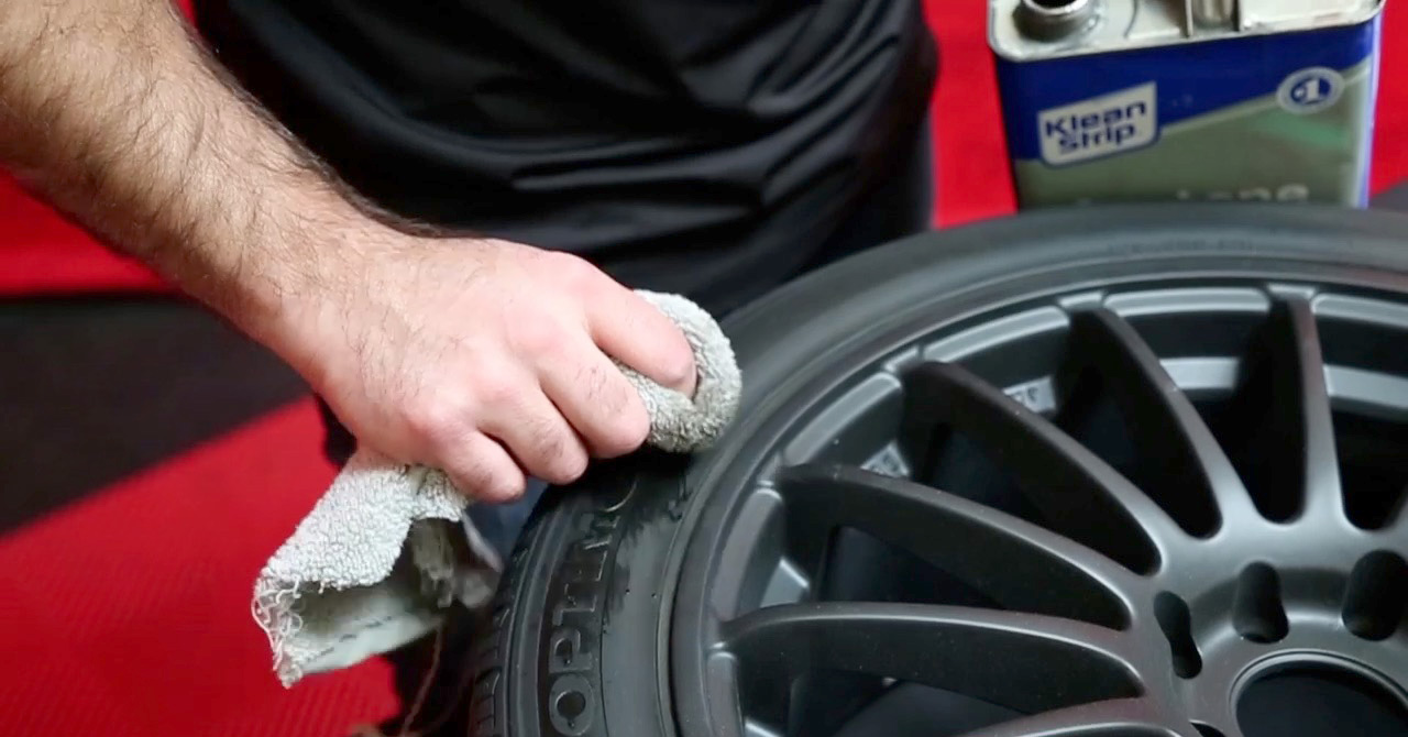 STEP1 タイヤ表面の油分を除去する